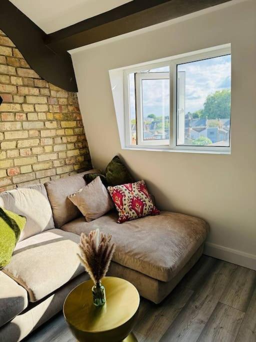 Stylish Two-story Retreat Appartamento Londra